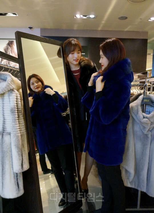 현대백화점 압구정본점에서 고객이 모피코트를 입어보고 있다. 현대백화점은 새해 첫 정기세일을 맞아 14일까지 압구정본점에서 '모피 특별전'을 진행한다. 이번 행사에는 근화모피, 진도모피, 성진모피, 사바티에 등 총 8개의 모피 브랜드가 참여한다. 현대백화점 제공